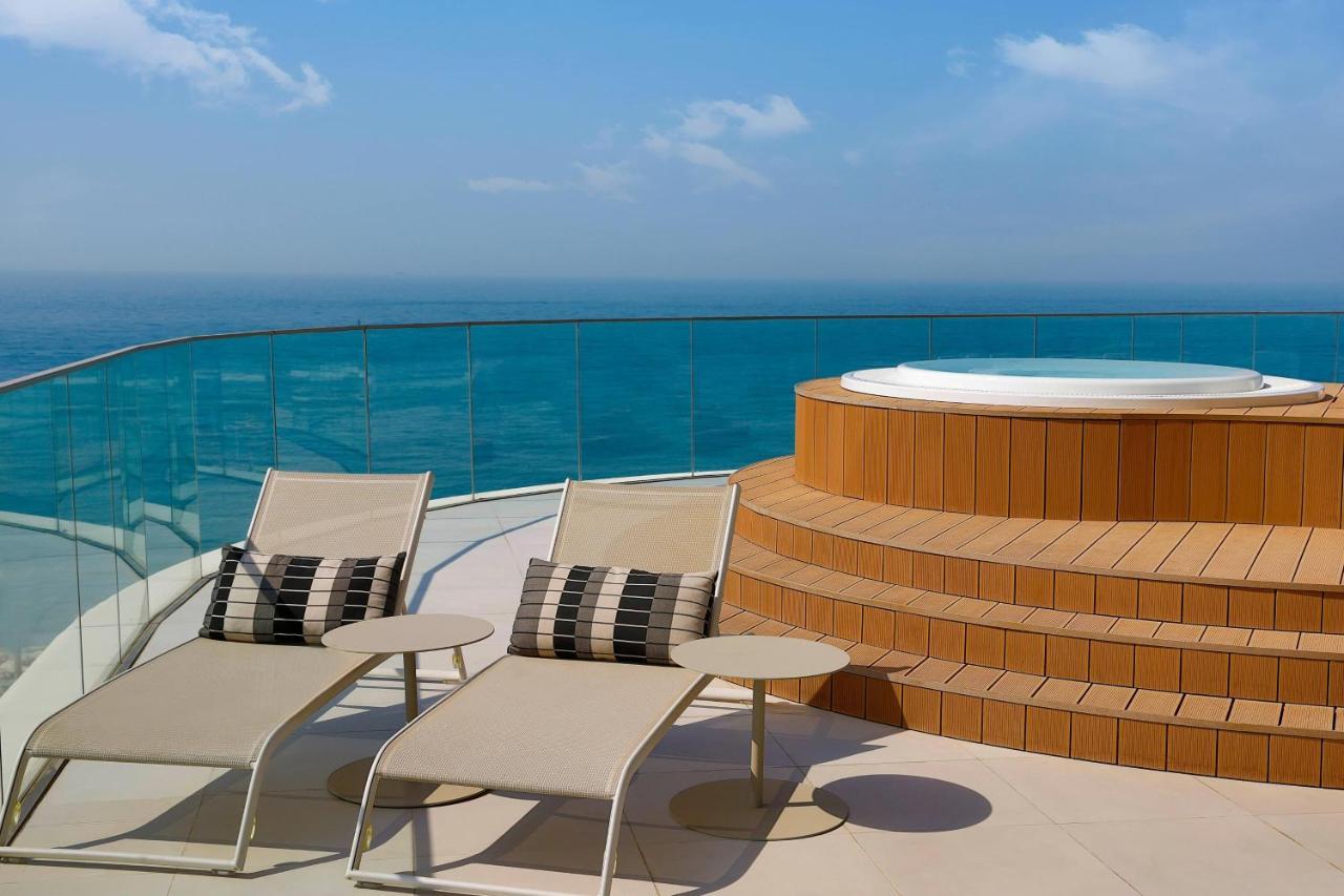 ดับเบิลยู ดูไบ - เดอะ ปาล์ม Hotel ภายนอก รูปภาพ The rooftop pool at the Mandarin Oriental, Jumeirah