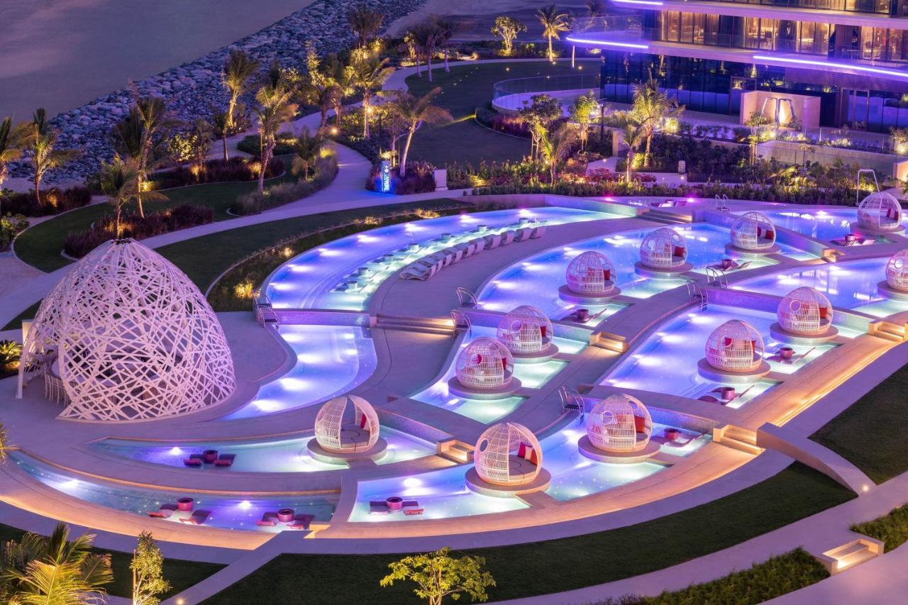 ดับเบิลยู ดูไบ - เดอะ ปาล์ม Hotel ภายนอก รูปภาพ The resort's pool at night
