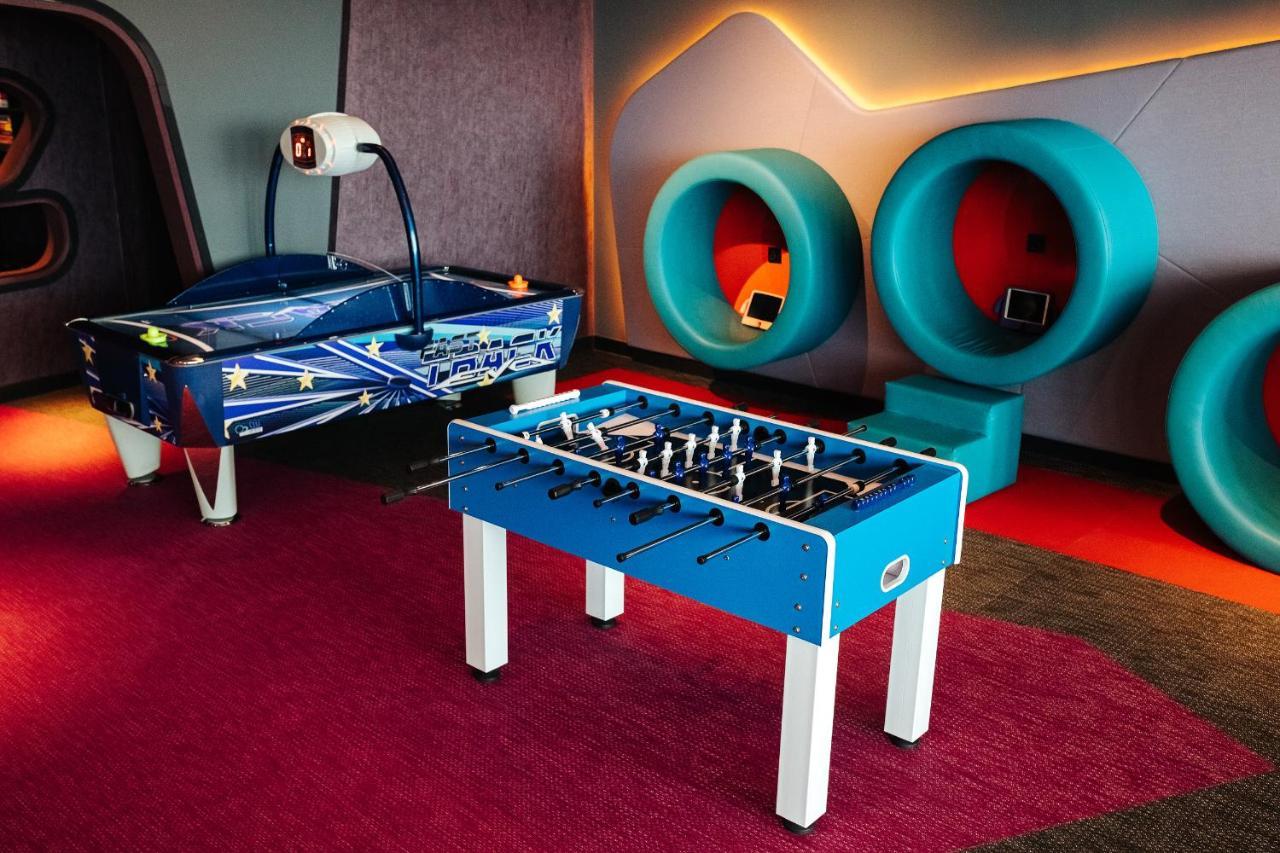 ดับเบิลยู ดูไบ - เดอะ ปาล์ม Hotel ภายนอก รูปภาพ A foosball table