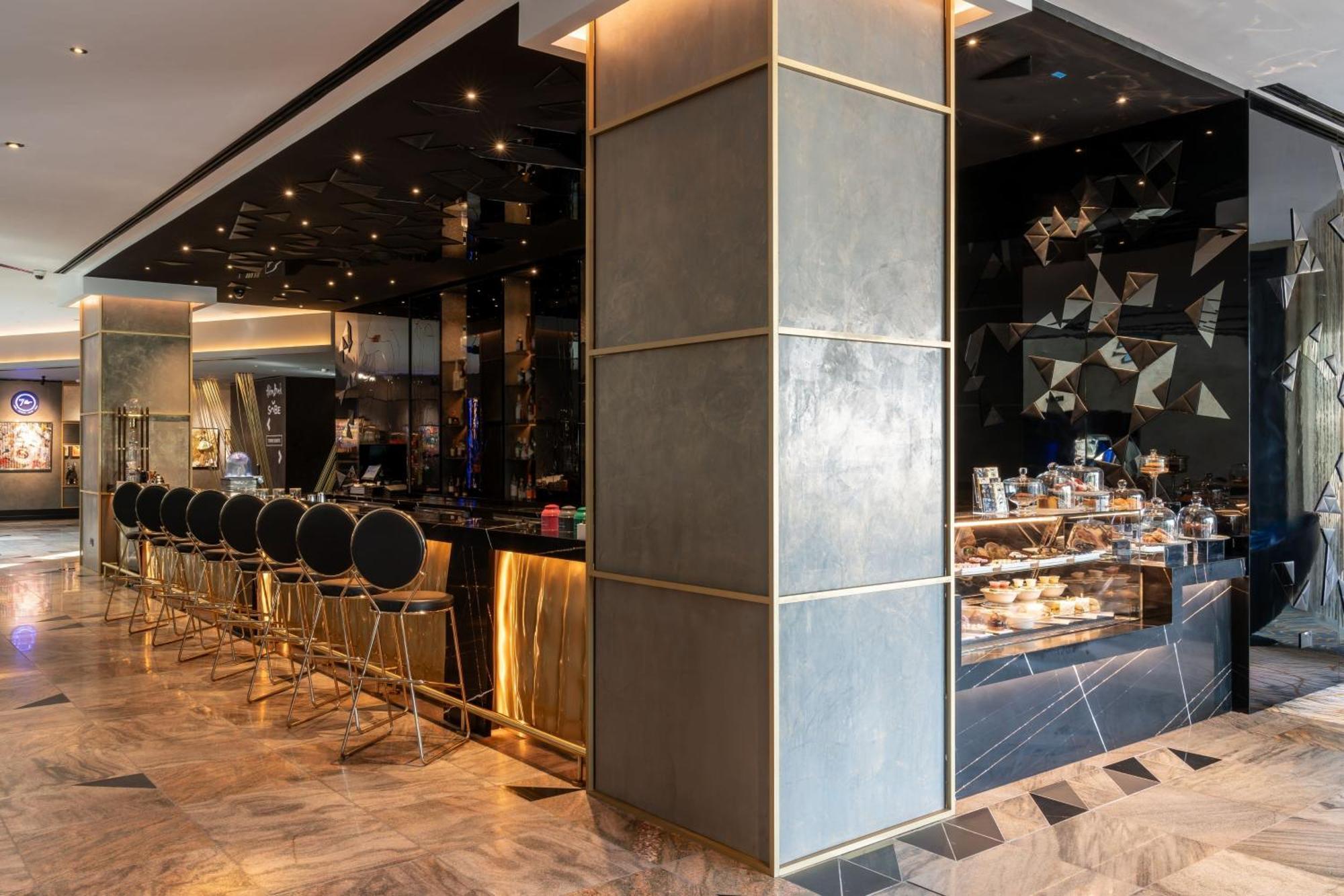 ดับเบิลยู ดูไบ - เดอะ ปาล์ม Hotel ภายนอก รูปภาพ The bar at the 101 bar