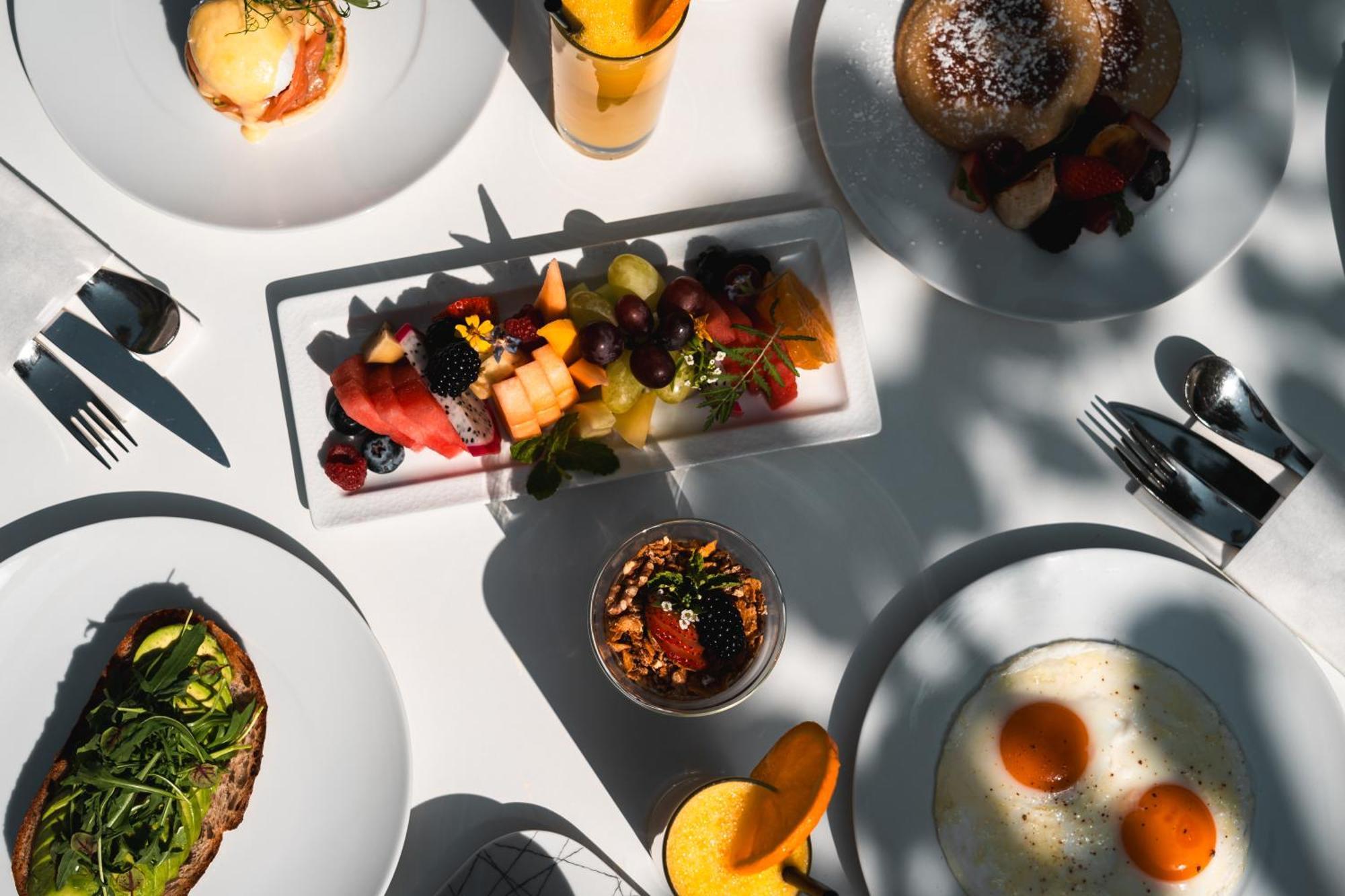 ดับเบิลยู ดูไบ - เดอะ ปาล์ม Hotel ภายนอก รูปภาพ A selection of dishes at the restaurant