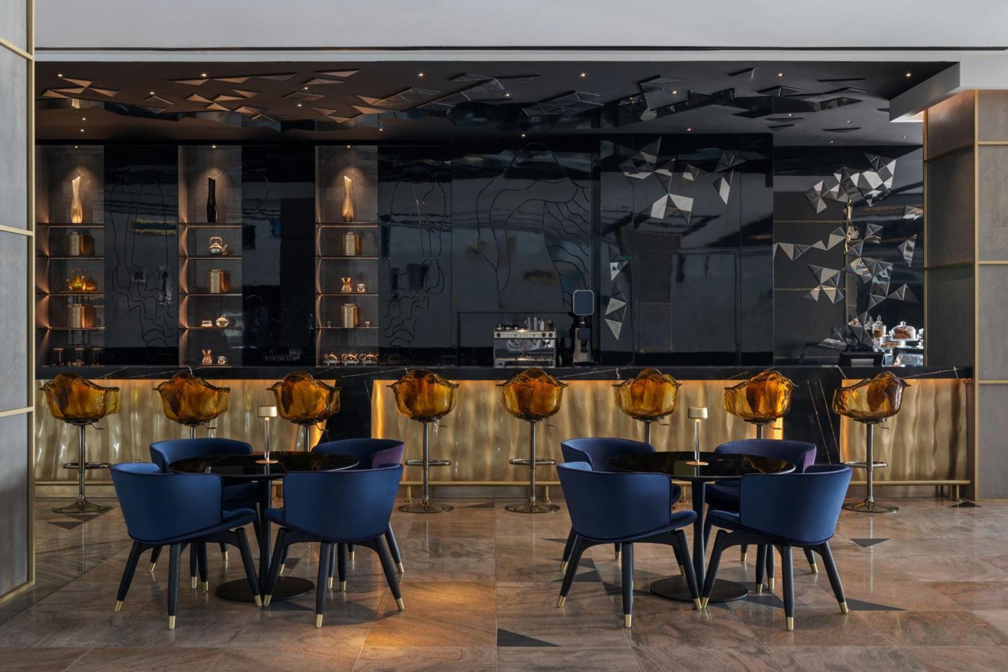 ดับเบิลยู ดูไบ - เดอะ ปาล์ม Hotel ภายนอก รูปภาพ The bar at the 1018