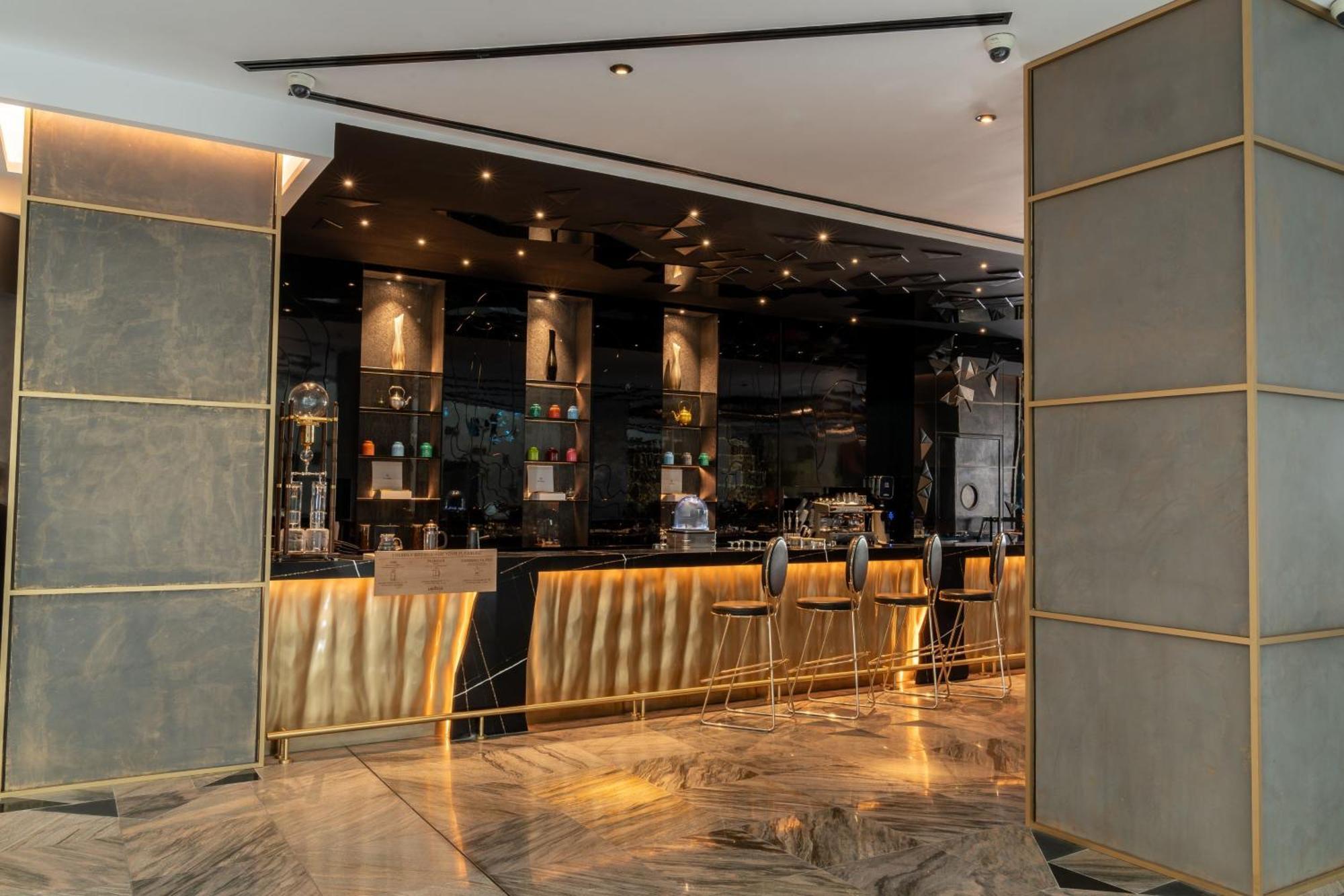 ดับเบิลยู ดูไบ - เดอะ ปาล์ม Hotel ภายนอก รูปภาพ The bar at the hotel